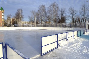 На территории стадиона «Чембар» Белинского района начала работу хоккейная коробка